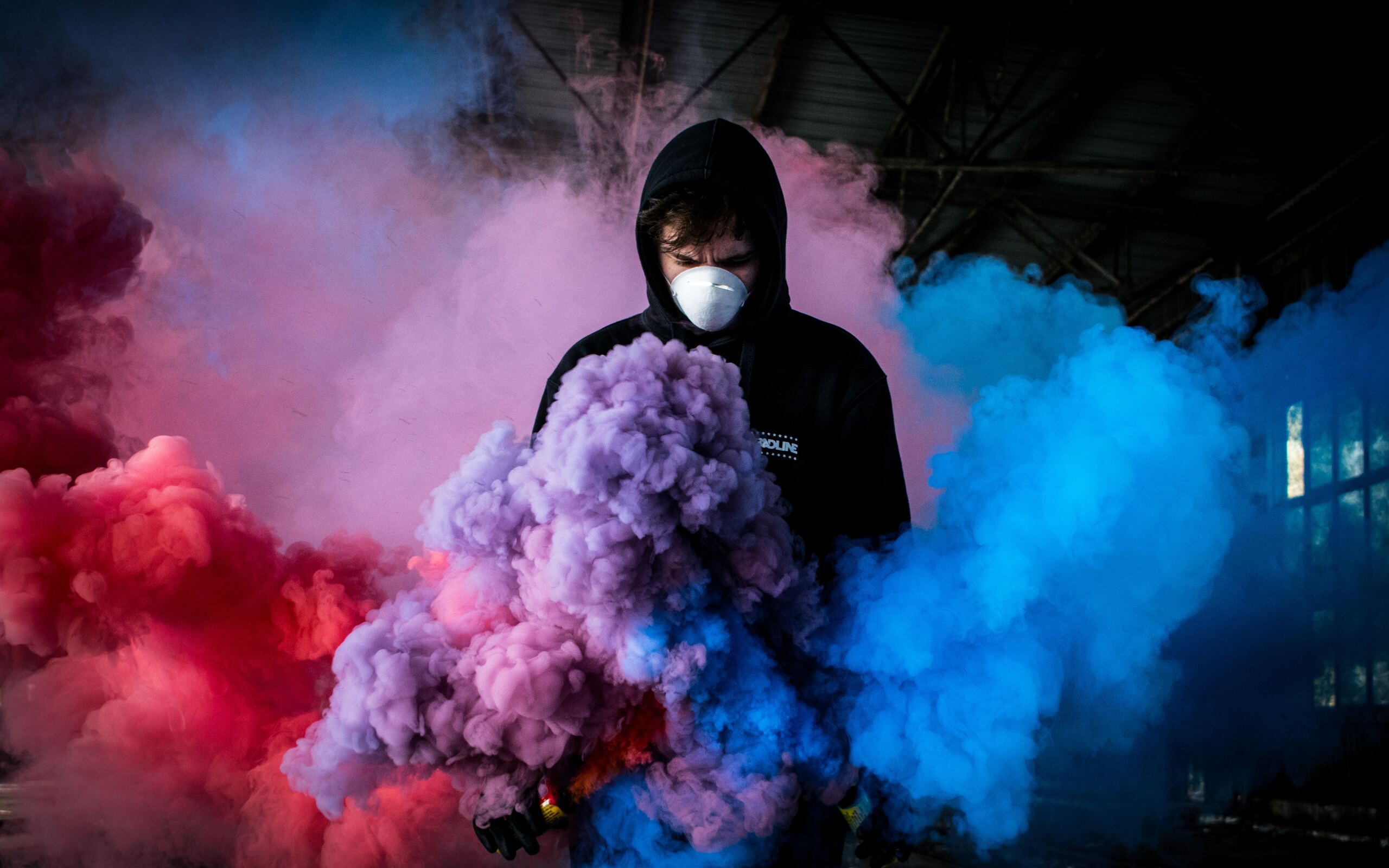 boy-with-smoke-bomb-colorful-5k-9o-2560x1600.jpg