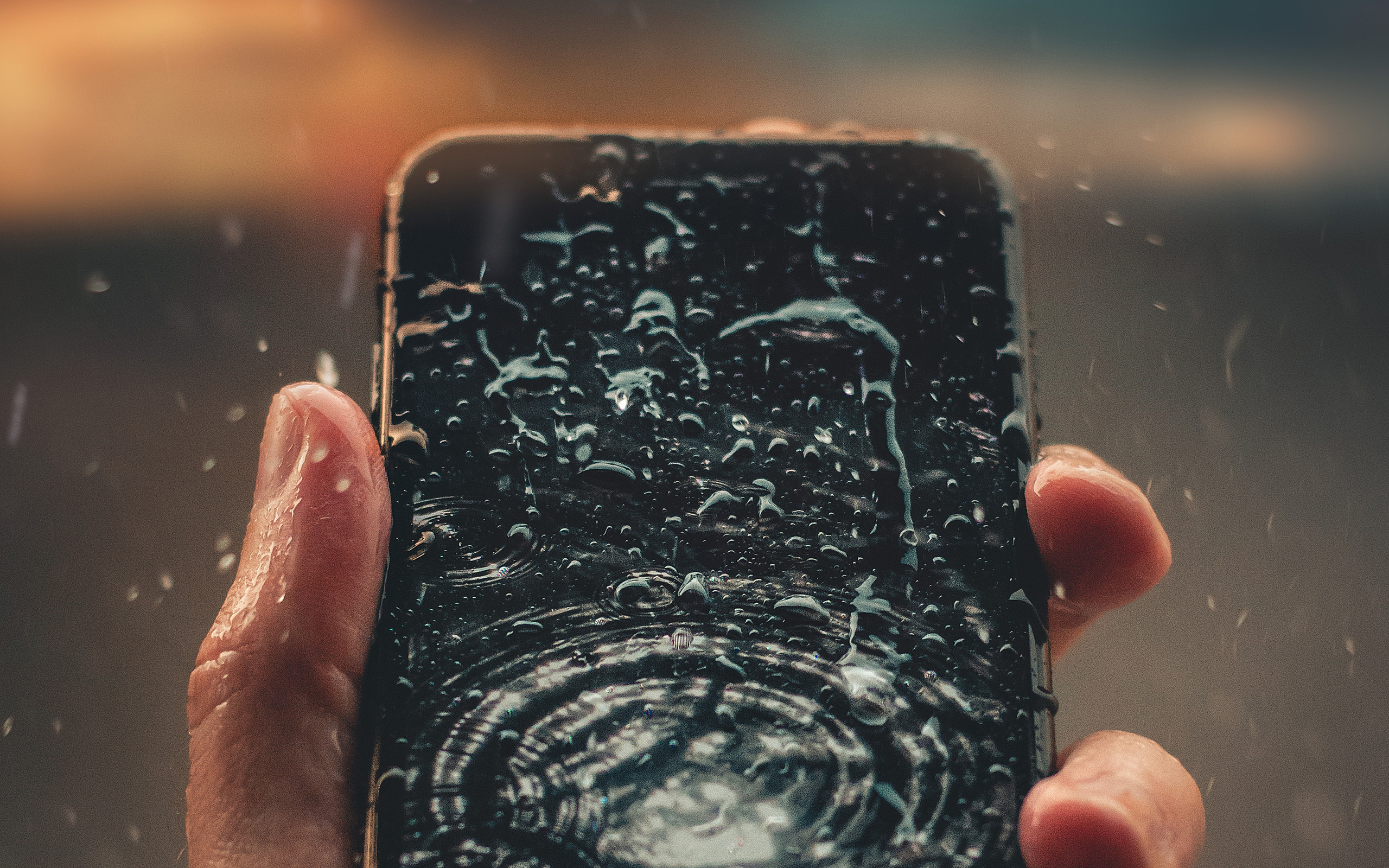 raindrops-on-phone-display-in-hand-outdoors-4k-5f-2560x1600.jpg