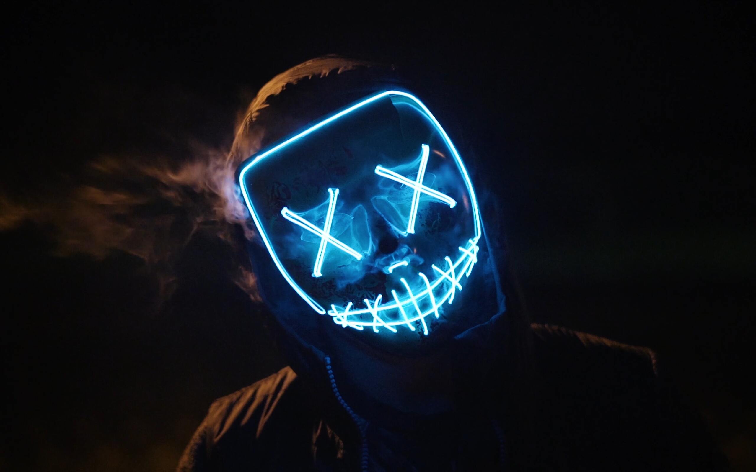 man-wearing-blue-mask-g5-2560x1600.jpg