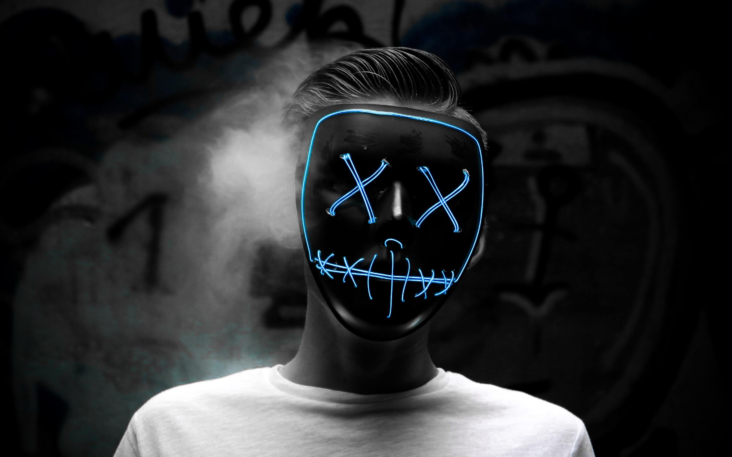 man-wearing-blue-mask-5k-0t-2560x1600.jpg