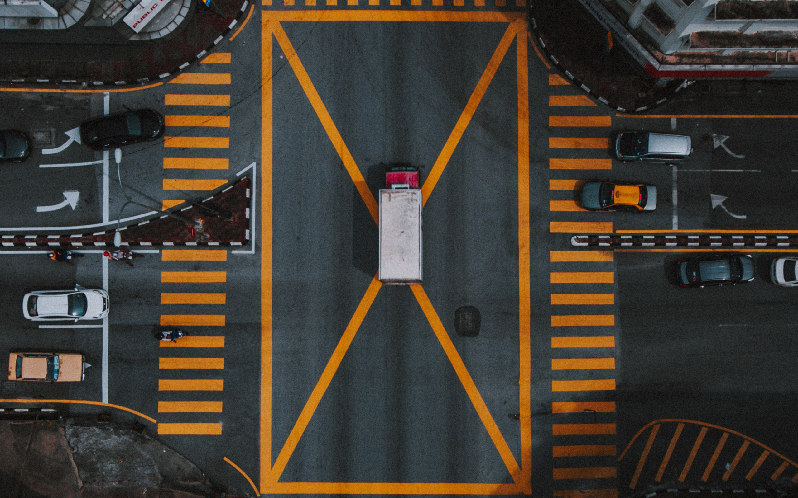 aerial-photography-pedestrian-crossing-vehicles-ha-2560x1600.jpg