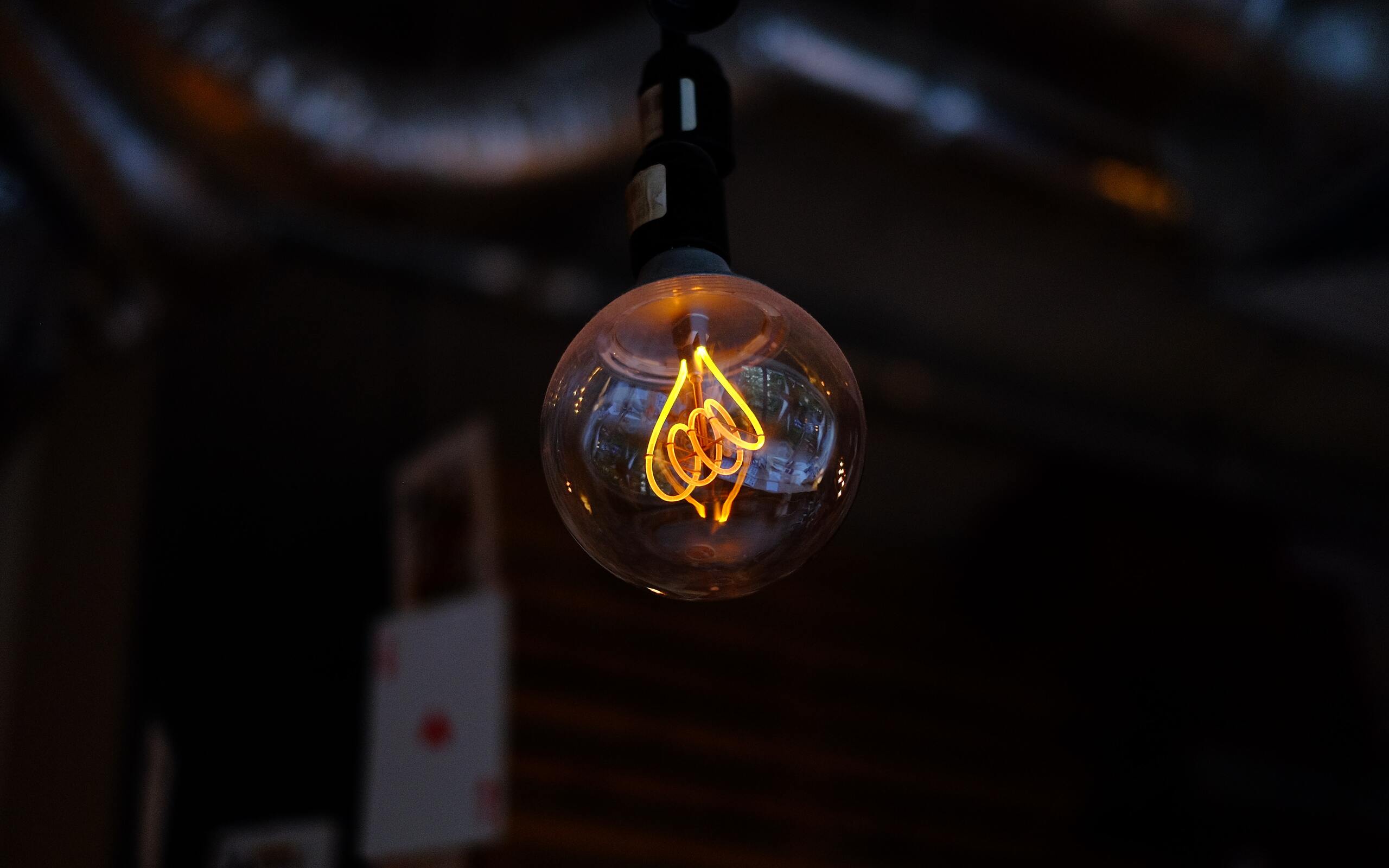 light-bulb-5k-p7-2560x1600.jpg