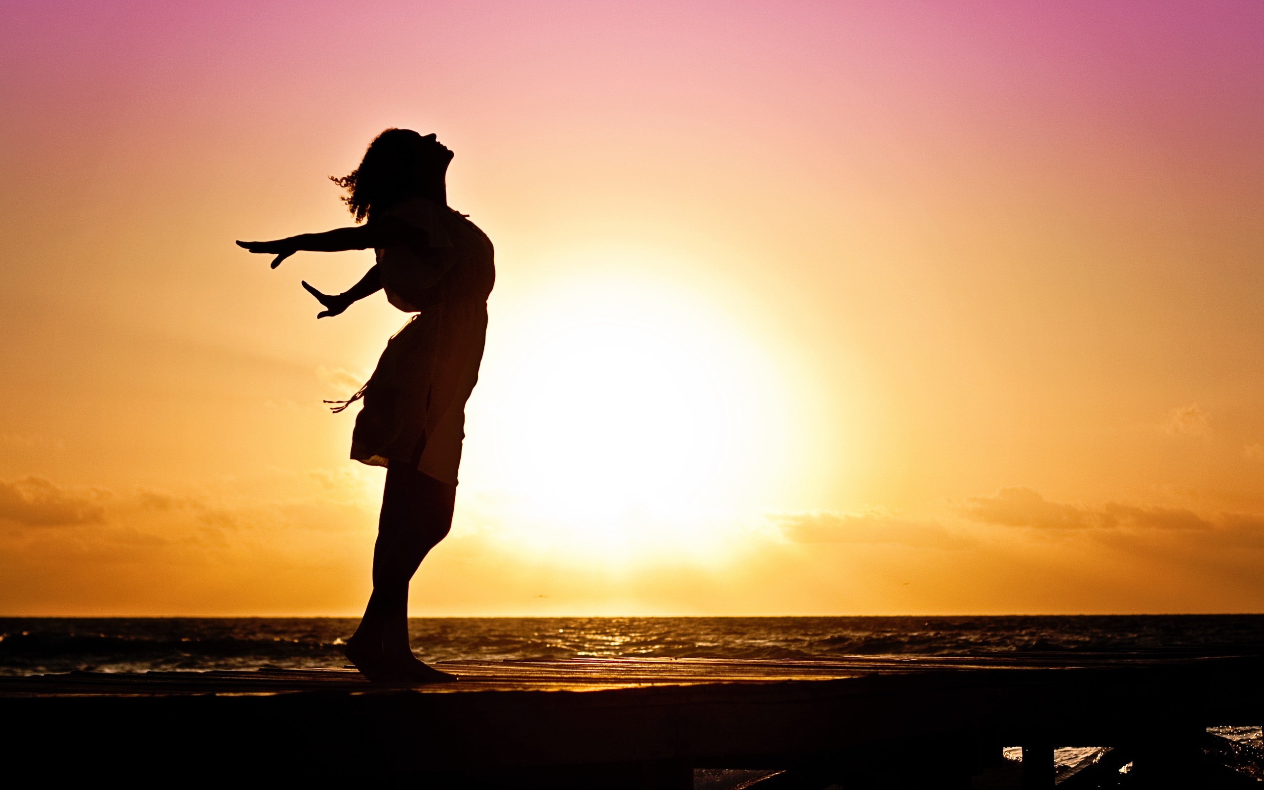 girl-happiness-sunrise-shore-mm-2560x1600.jpg