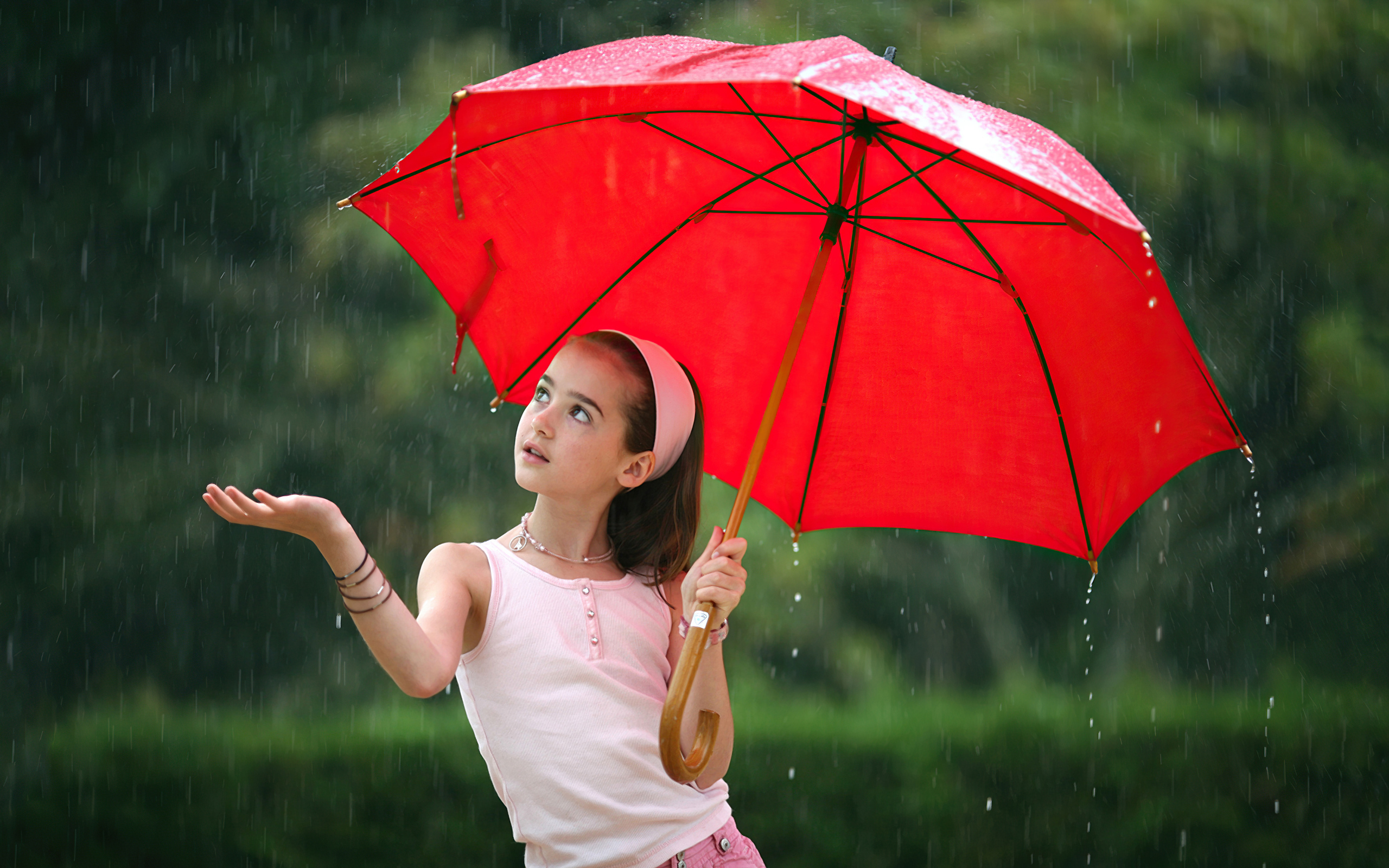 little-girl-in-rain-with-umbrella-4k-iv-2560x1600.jpg