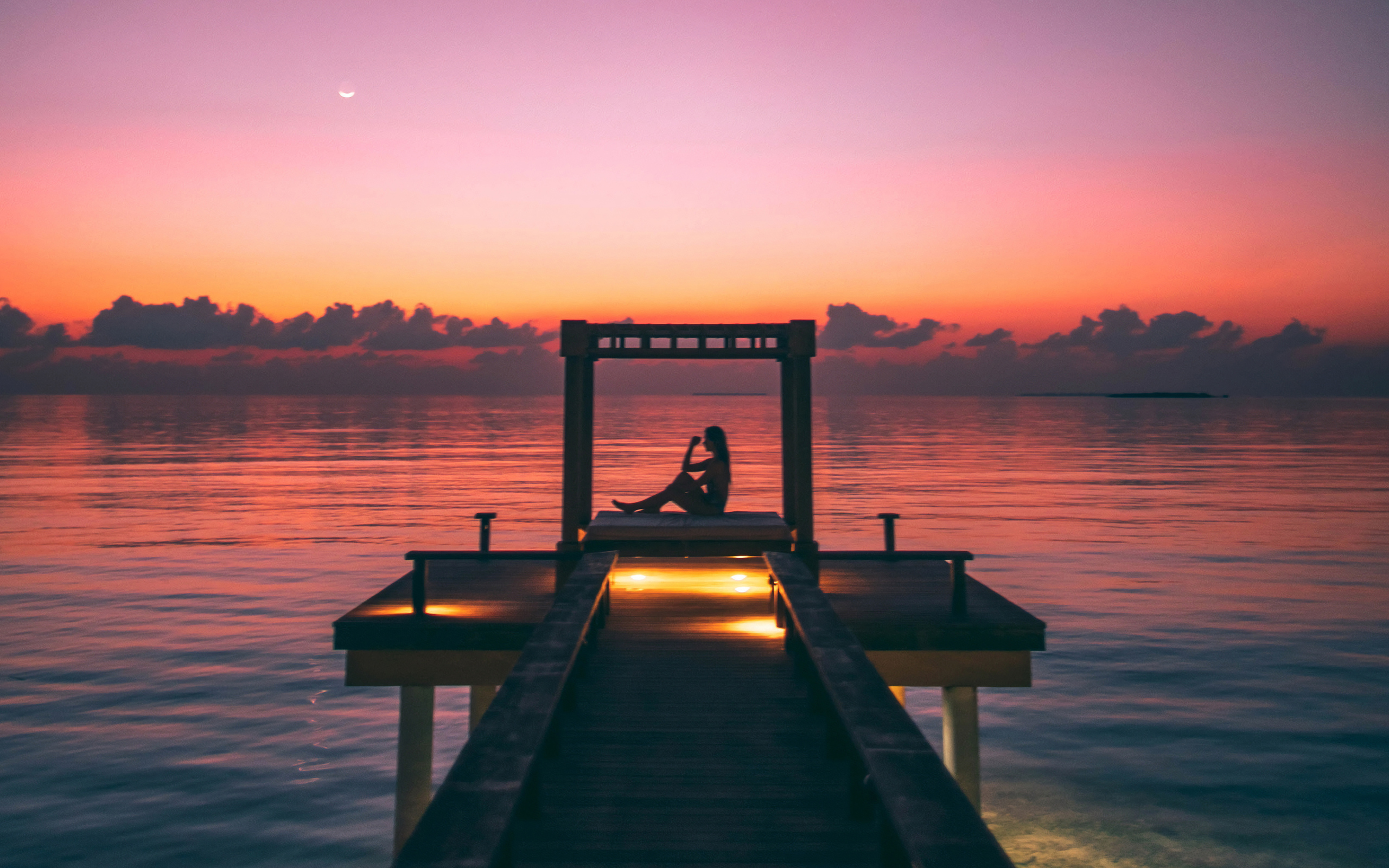 girl-silhouette-pier-4k-yg-2560x1600.jpg