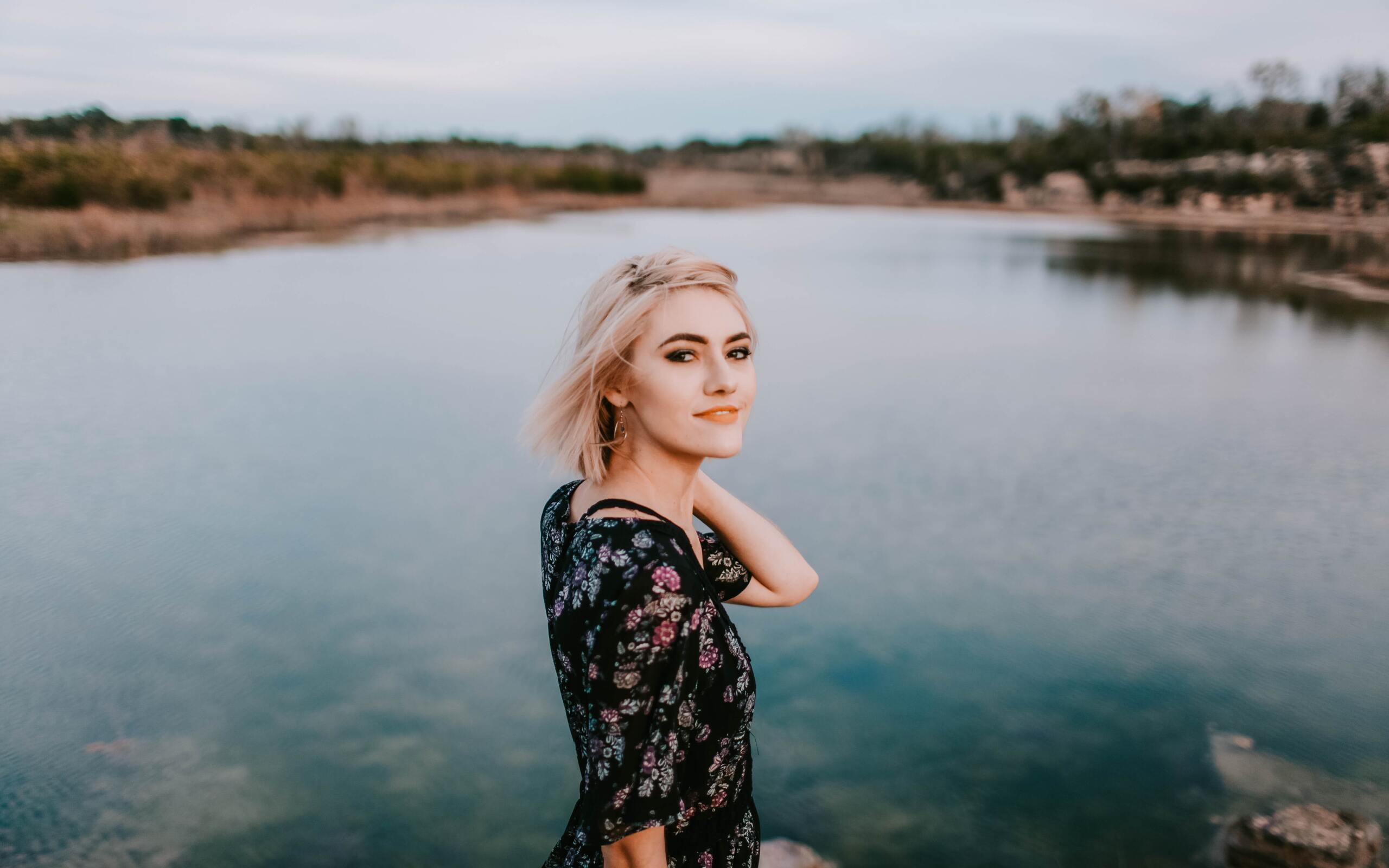 girl-standing-besing-lake-zs-2560x1600.jpg