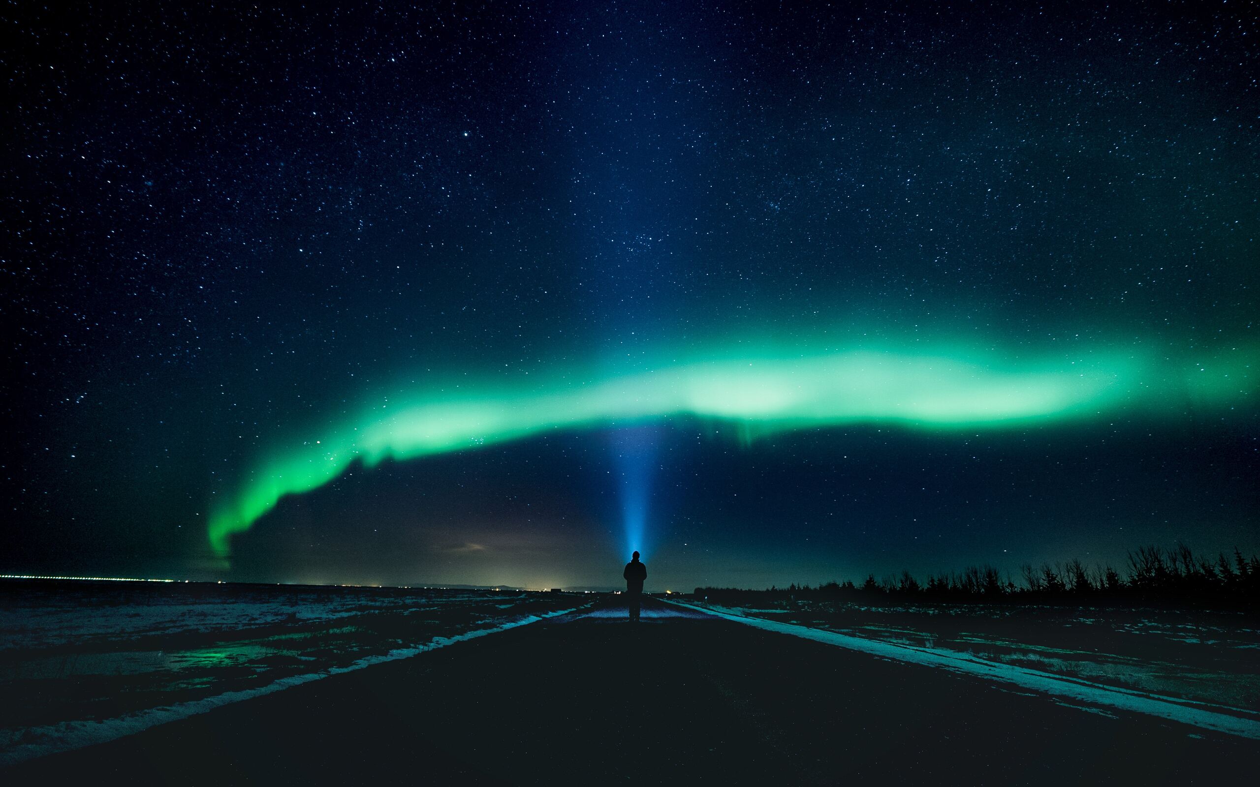 aurora-sky-road-man-alone-0o-2560x1600.jpg