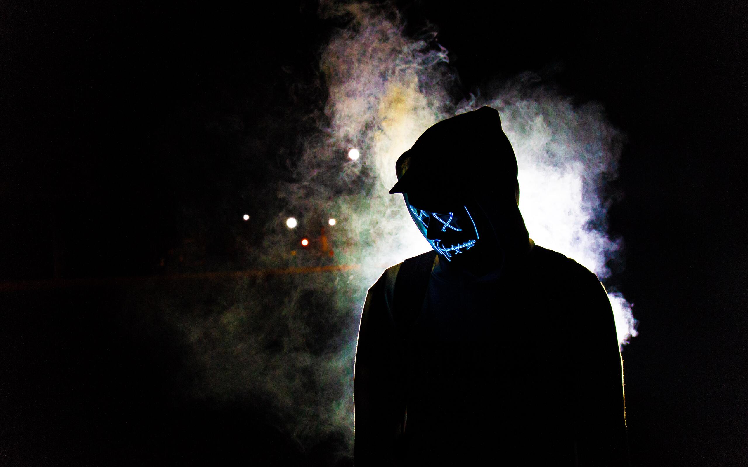 backlit-mask-hoodie-guy-5k-1y-2560x1600.jpg