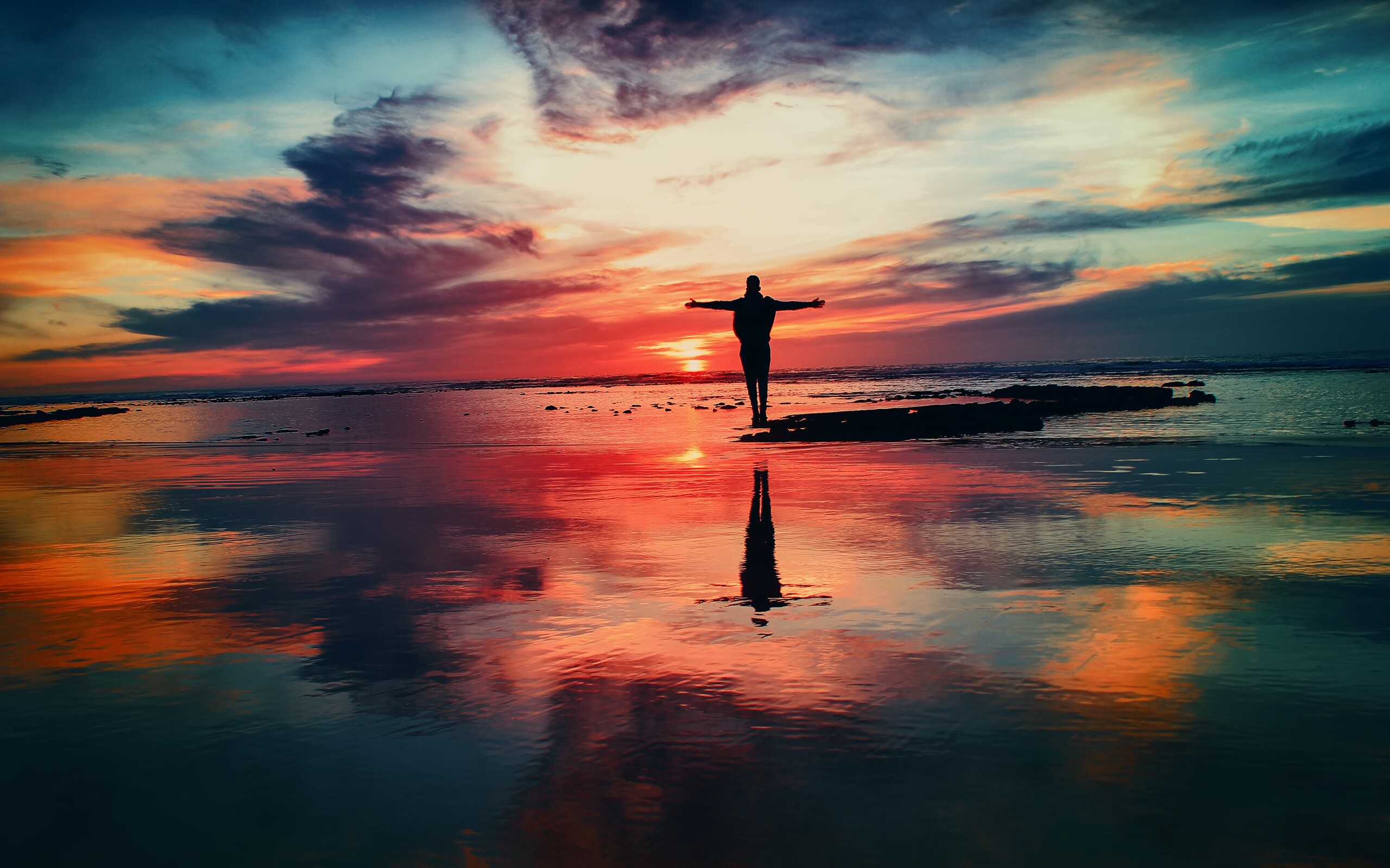 living-the-dream-standing-arms-open-at-sea-shore-vj-2560x1600.jpg