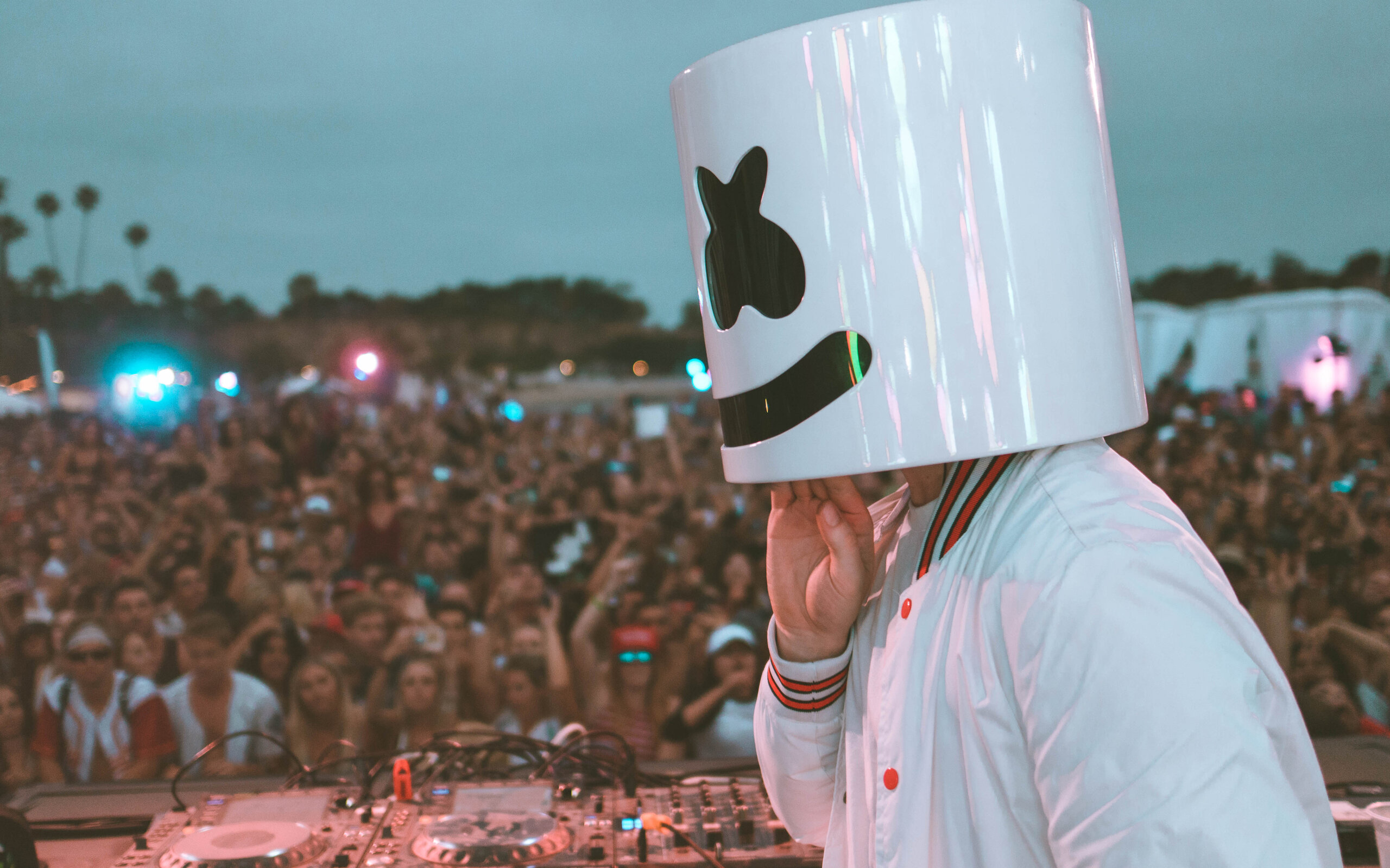 1_marshmello-performing-live-stage-crowd-5k-lg-2560x1600.jpg